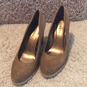 NWOT BCBGirls Taupe Suede Heels sz 7
